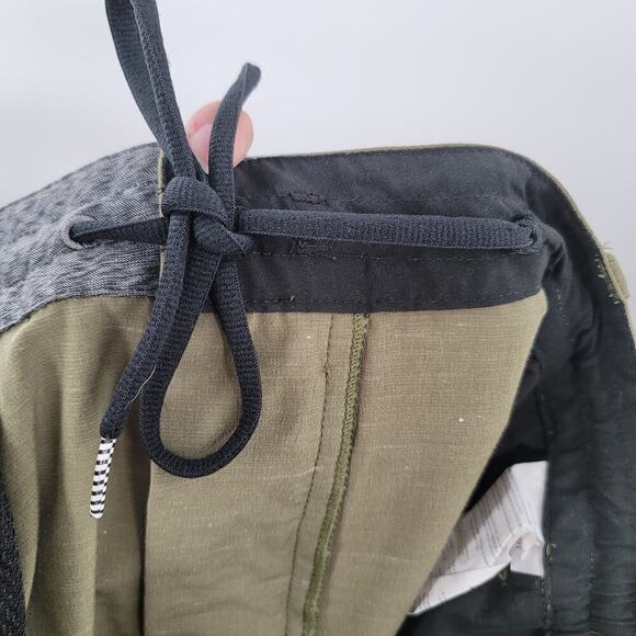 Volcom Men's Hybrid Shorts Size 38 - Picture 5 of 7